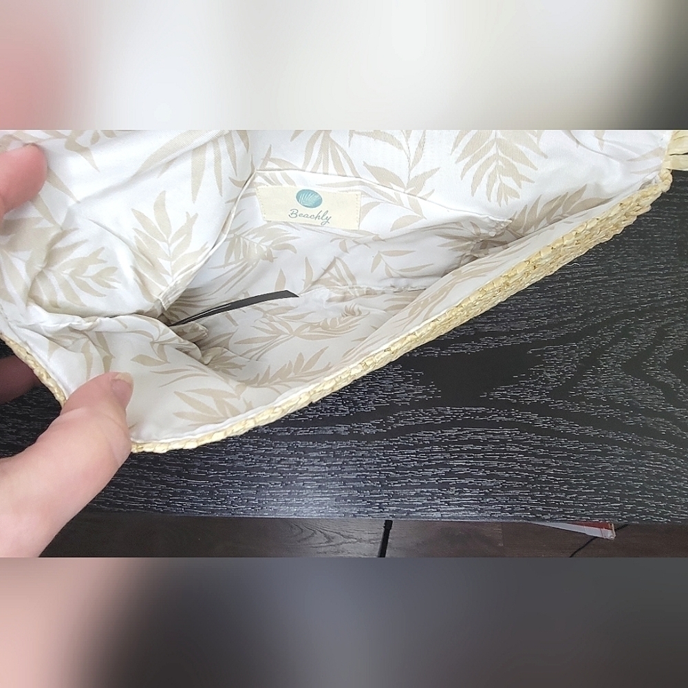 Women's NWOT Beachly North Shore Clutch Fray Detail - Picture 2 of 3